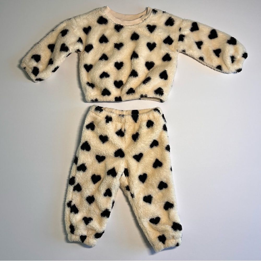 GAP Kids Baby Ivory Fuzzy Fleece Crew Set Black Hearts Size 12-18 Months EUC